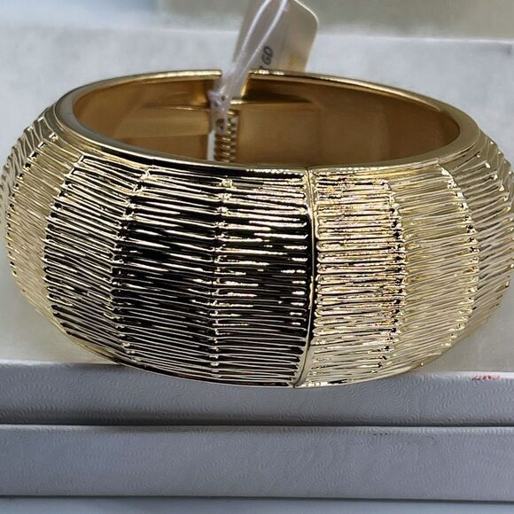 NWT Avec wide textured hinged cuff bracelet - Picture 4 of 5